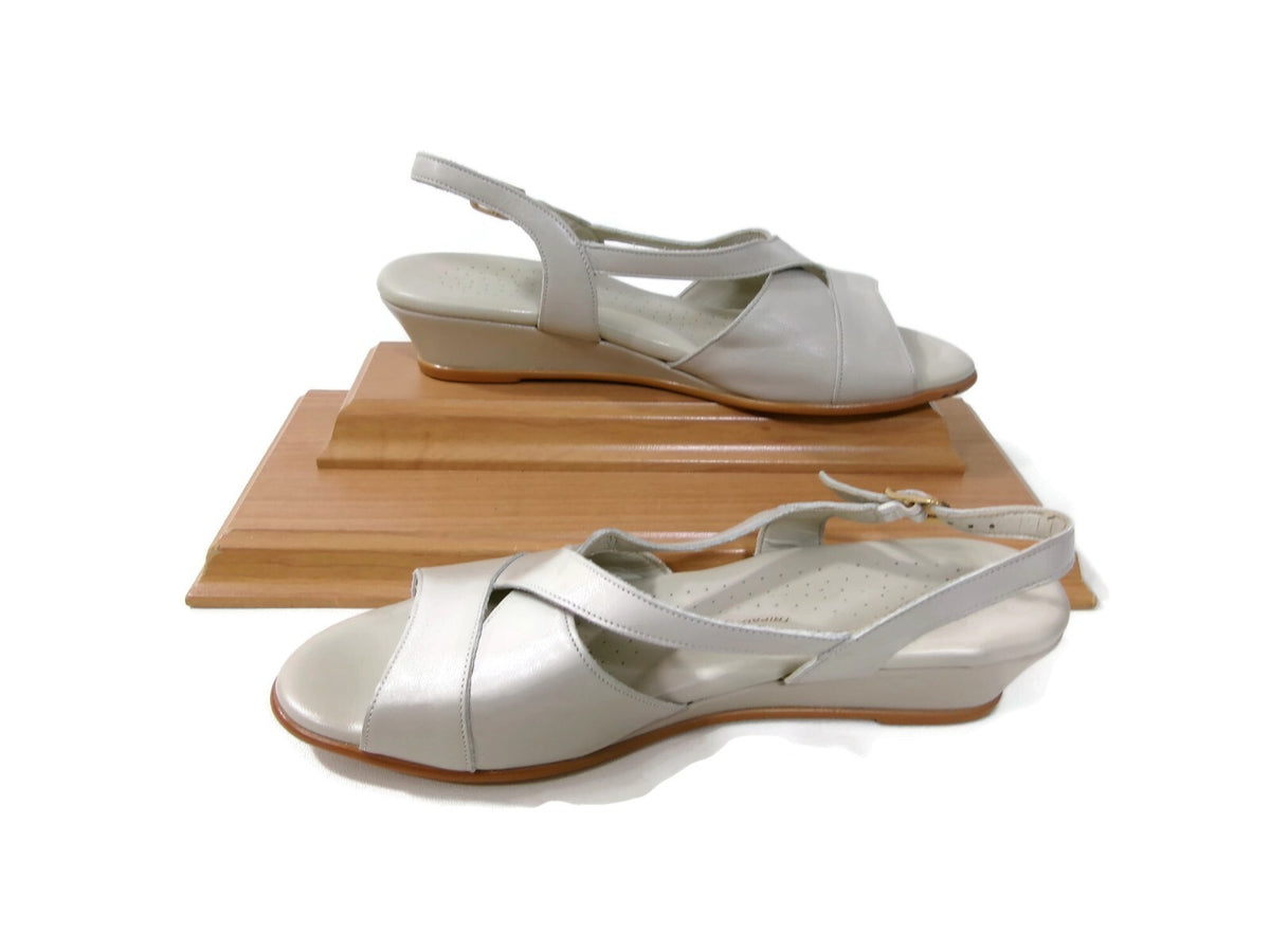 SAS Womens Sandals Shoes Size 9.5 W   Cream / Taupe  Leather Low Heels Comfort