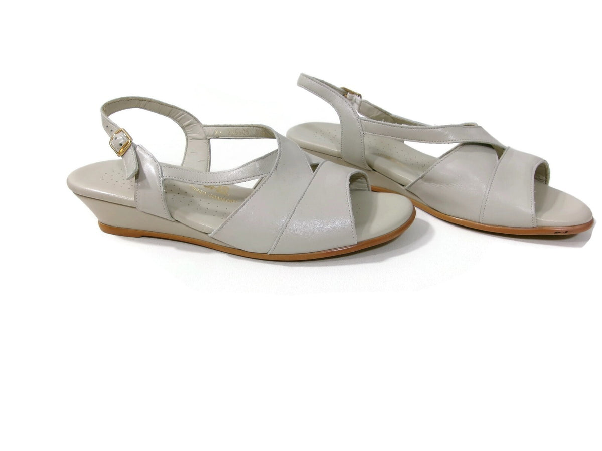 SAS Womens Sandals Shoes Size 9.5 W   Cream / Taupe  Leather Low Heels Comfort