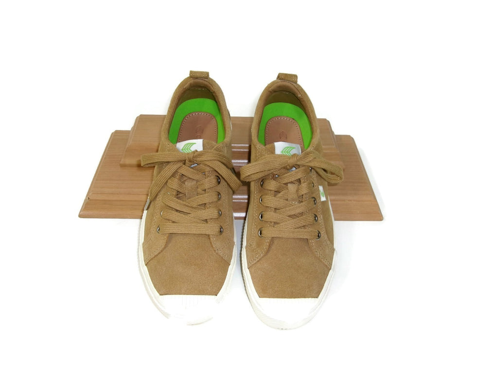 Cariuma Oca Womens Low Camel Tan Suede Sneakers Shoes Size 8 Stylish Comfort