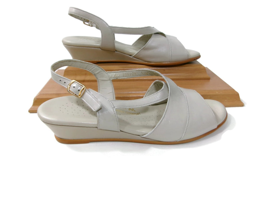 SAS Womens Sandals Shoes Size 9.5 W   Cream / Taupe  Leather Low Heels Comfort