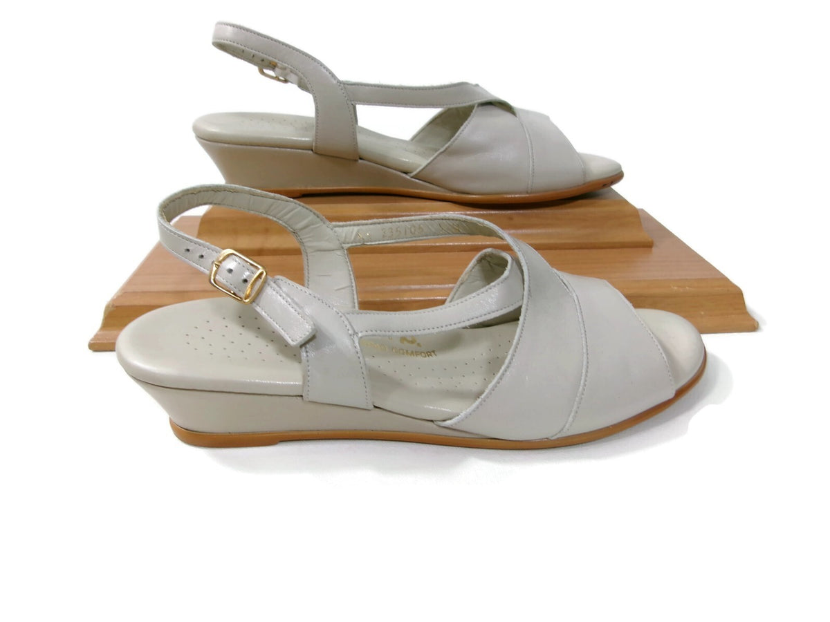 SAS Womens Sandals Shoes Size 9.5 W   Cream / Taupe  Leather Low Heels Comfort